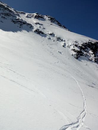 Die steile Abfahrt direkt vom Gipfel