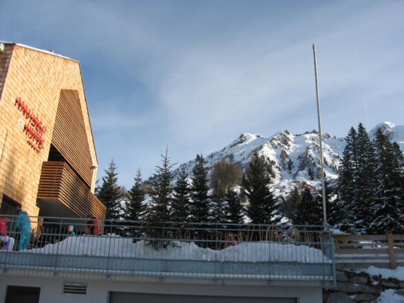 Nochmals die Naviserhütte mit Gipfelpanorama.