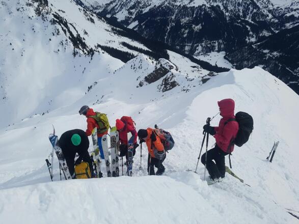 Skidepot kurz unter dem Gipfel mit Blick auf die Abfahrtshänge