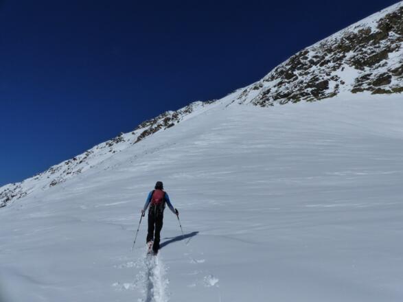 Ab ca. 2600 m steuern wir direkt den steilen Gipfelhang an.