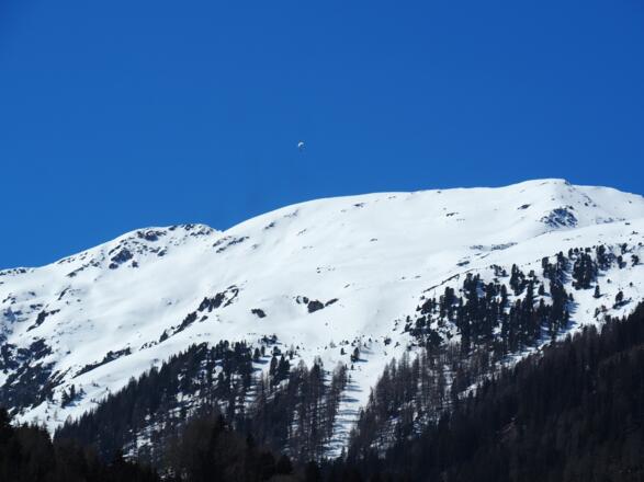 Umgeben von noch schneebedeckten Bergen