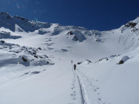 Der zweite Abschnitt des Malgrüblerkars steilt sich wieder auf. Aufstiegsvarianten gibt es rechterhand als auch etwas linkerhand.