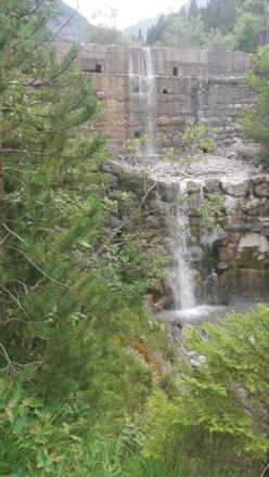 Hohe &quot;Wehrmauer&quot; am Galinabach.