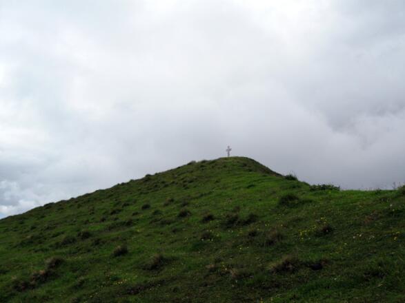 Über einen sanften Wiesenrücken erreicht man das Gipfelkreuz