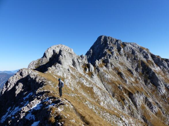 Auf der Ackerschneide mit Blick auf die Maukspitze.