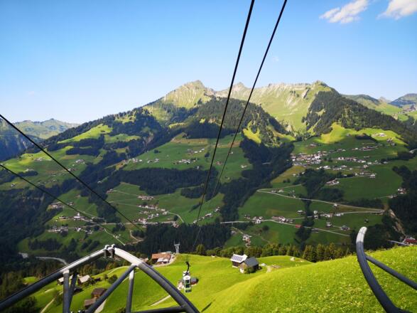 Talfahrt mit der Seilbahn Sonntag-Stein