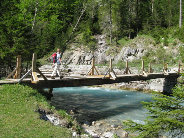 Der Rißbach wird über eine schmale Brücke gequert!
