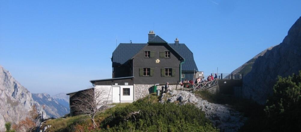 Die Voisthaler Hütte mit Blick nach Osten