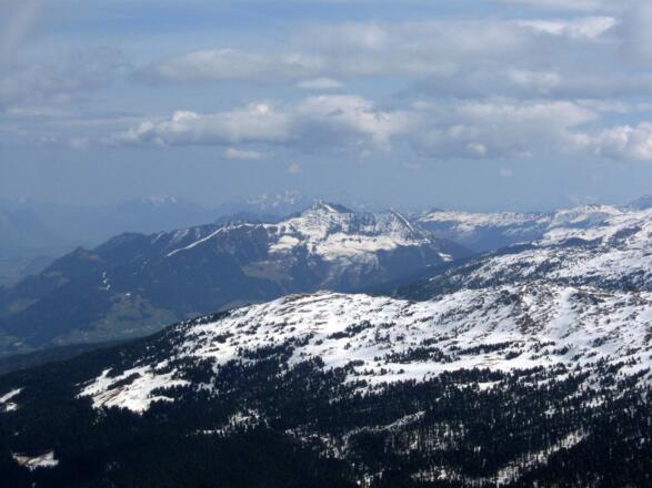 Blick zum Kellerjoch mit seinen &quot;weißen Bändern&quot; (Schipisten).