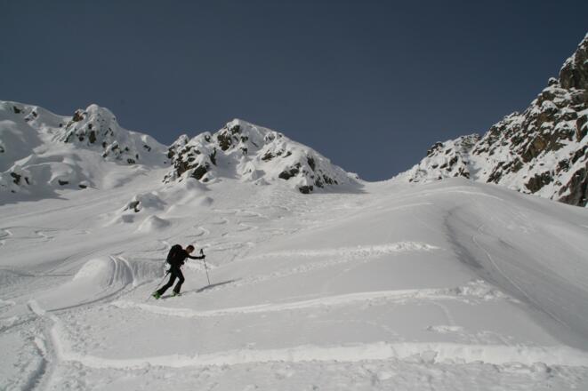 Nach oben hin wird die Fernpassrinne immer steiler.