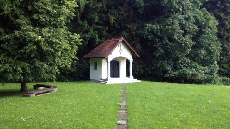 Kapelle am Waldrand 350m