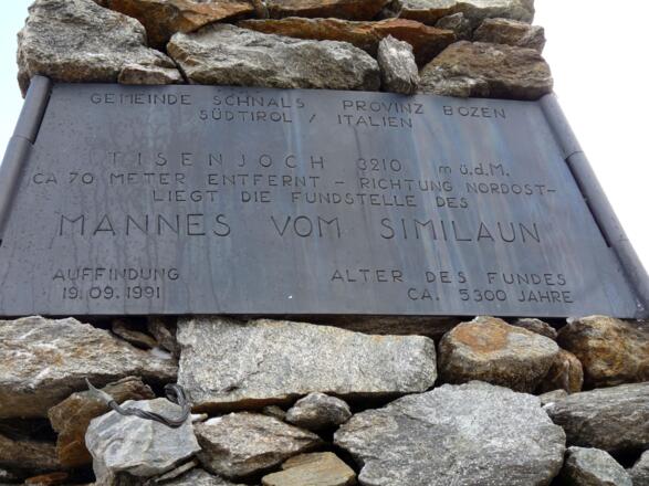 Auf deutsch (im Bild), italienisch, englisch und französisch - das Wort "Ötzi" wird vermieden