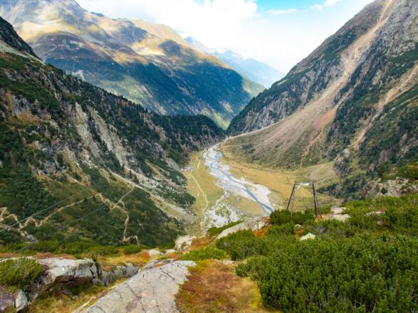 Blick hinab von der Sulzenauhütte Richtung Sulzenaualm und Sulzenaubach. Links erkennt man unseren Aufstiegsweg.