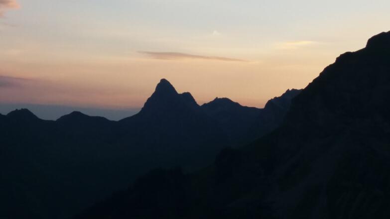 Sonnenuntergang am Gletthorn gegenüber der Schesaplanahütte.