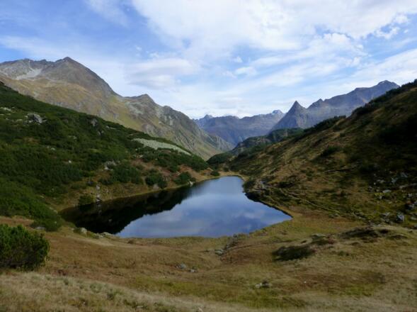 Am Aufstieg: der Zeinissee