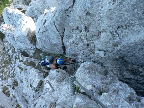 Der schön strukturierte Felsen lädt zum Klettern ein