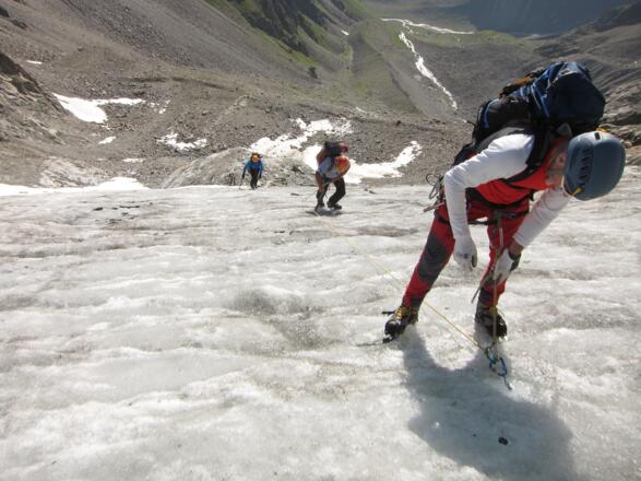Später, im Blankeis, setzt unser Führer eine Eisschraube und wir steigen, gesichert mittels Reepschnur und Prusik oder Tibloc , am Fixseil auf (die Tour wurde im Rahmen der Instruktor-Hochtouren-Ausbildung unternommen).