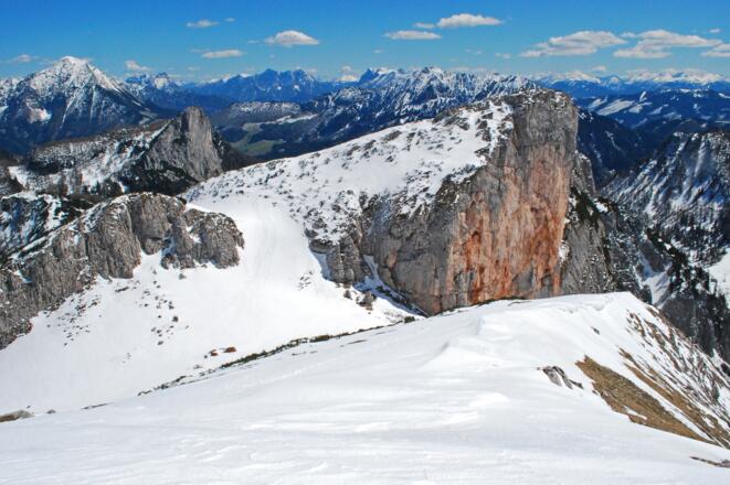 Blick von der Einfahrt in die Kleinen Stofferkar-Rinne nach Osten zur Roten Wand; im Hintergrund Pyhrgas und Gesäuse