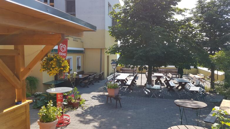 Der schöne Gasthaus Daxleitner Gastgarten ist nur vor 10:00 so leer!