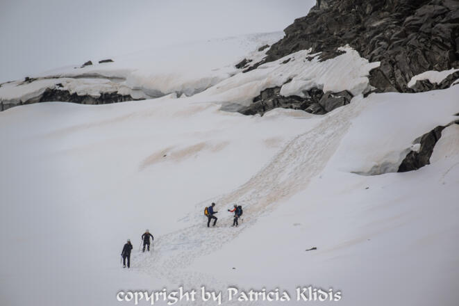 wir mussten über die Felsen klettern um uns dann über die Randkluft abzuseilen....