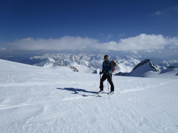 flach die letzten Meter auf die Sonklarspitze - Südtirol im Hintergrund