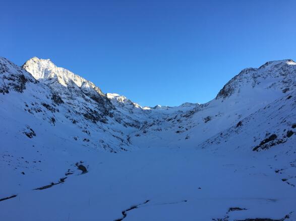 Hinten links der Gipfel