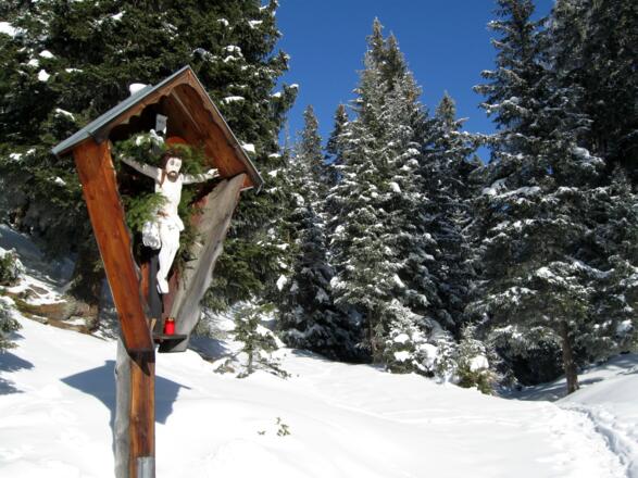 Bei diesem Marterl wendet man sich nach links und gelangt wieder auf den Hohlweg, der vom Aufstieg bereits bekannt ist.
