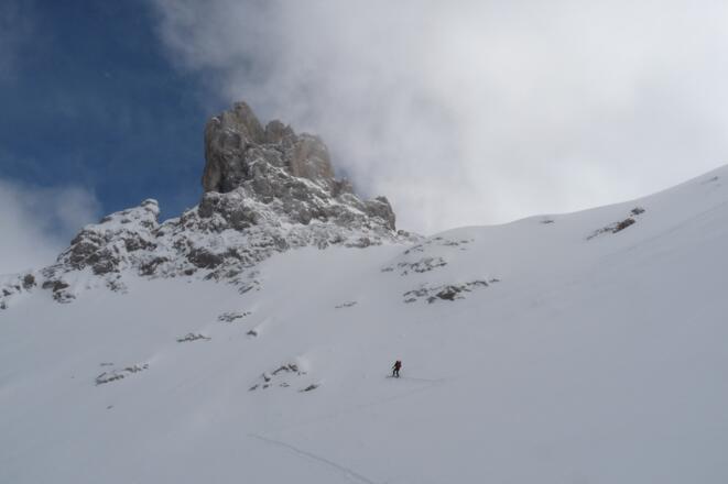 Insbesondee nach Neuschnee sollte die kurze Steilstufe nur einzeln begangen werden.