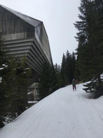 Am Ziehweg, vorbei am Lüftungsturm des Arlbergtunnels.