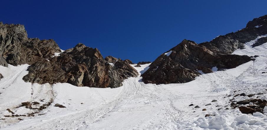 Der Zustieg zum Mitterkar Joch führt über die mittlere Felsrippe (Klettersteig)