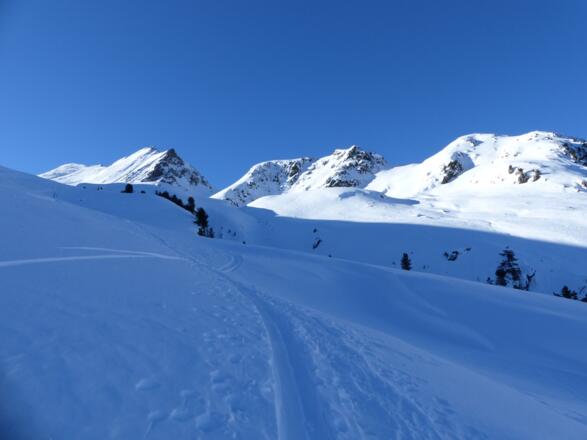 Durchaus sanft ziehen sich die Hänge vom Schwarzmoos bergan.