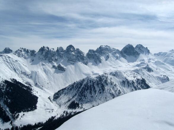 Kalkkögel in voller "Länge", unten am Fuße des Sonntagsköpfls die Kemater Alm
