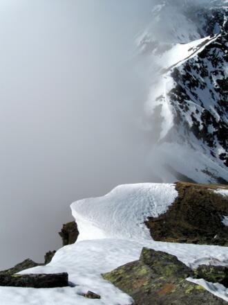 Unten in der Scharte zieht der Nebel auf