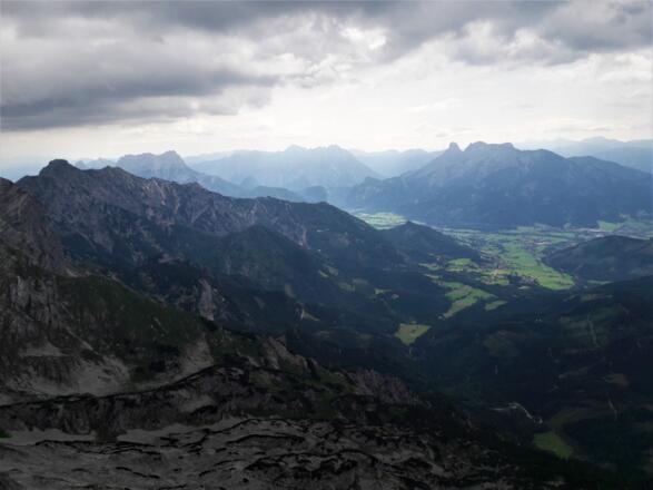 Gipfel-Aussicht auf Admont und die Gesäuseberge (Richtung Südosten)
