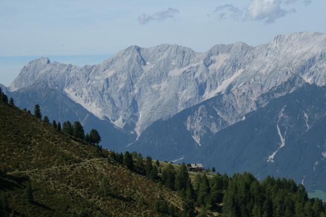 Die Peter-Anich-Hütte bereits im Blickfeld, kann man hier nächtigen und die Tour auf 2 Tage ausdehnen.