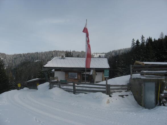 Abfahrt vom Gipfel zur Ochsenhütte. Nette Einkehrmöglichkeit für Schitourengeher.