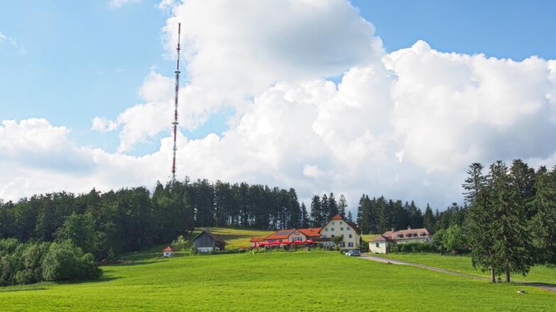 Gh. zur Gis mit dem dahinter stehenden Sendeturm