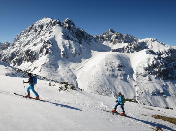 Aussicht auf die Schneiderspitze (weiße Doppelbuckel in Bildmitte), links Ampferstein, Marchreisenspitze und in der Mitte die Malgrubenspitze.