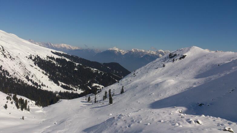 Rechts der Schellenberg lins davon die Abfahrtsspuren.