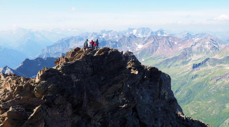 Nordgipfel 3166m mit Gipfelbuch vom Hauptgipfel gesehen