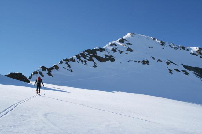 Der steile Gipfelanstieg ist bereits gut einsehbar.