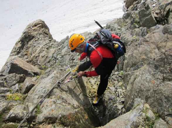 Standplatz am Ende der ersten Seillänge an einem soliden Bohrhaken (Verbundanker, Modell "IQ").