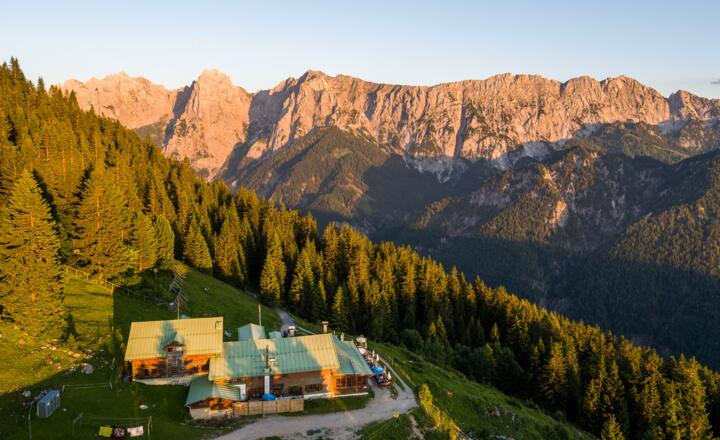 Luftaufnahme mit Kaiser im Hintergrund