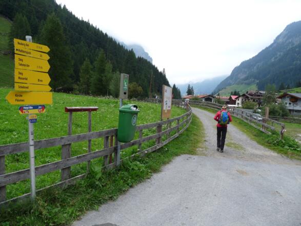 Nach Überquerung der Pitze dienen Wegschilder als gute Orientierung und weisen den Weg zur Tiefentalalm.