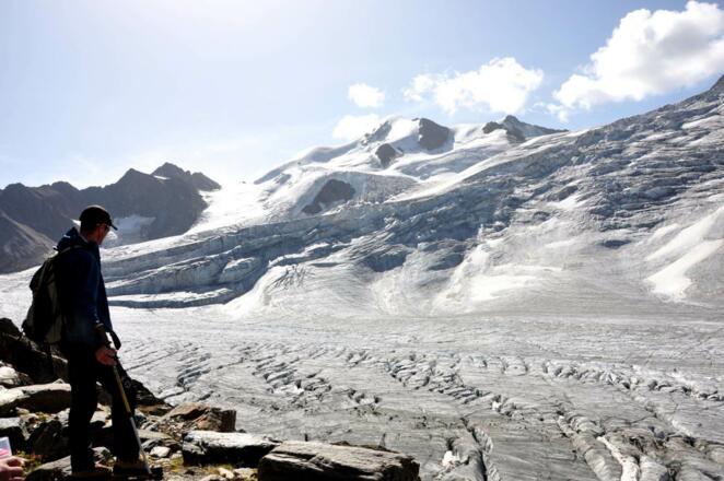 Hier werden die gewaltigen Dimensionen sichtbar: Blick von der Seitenmoräne des Gletschers rauf zur Wildspitze