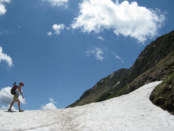 Im noch schneegefüllten Roggentalsattel, 1883 m!