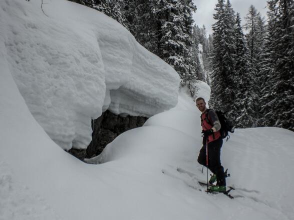Nach dem Anstieg durch den Gschwendgraben folgt man der Forststraße in nördliche Richtung für ca. 500m, bevor man nach Osten abzweigt. Hier bei sehr winterlichen Verhältnissen.