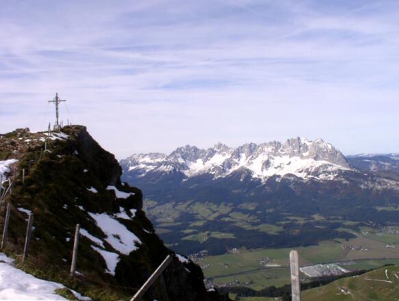 Gipfelkreuz ~900m, etwas unter dem Gipfel.