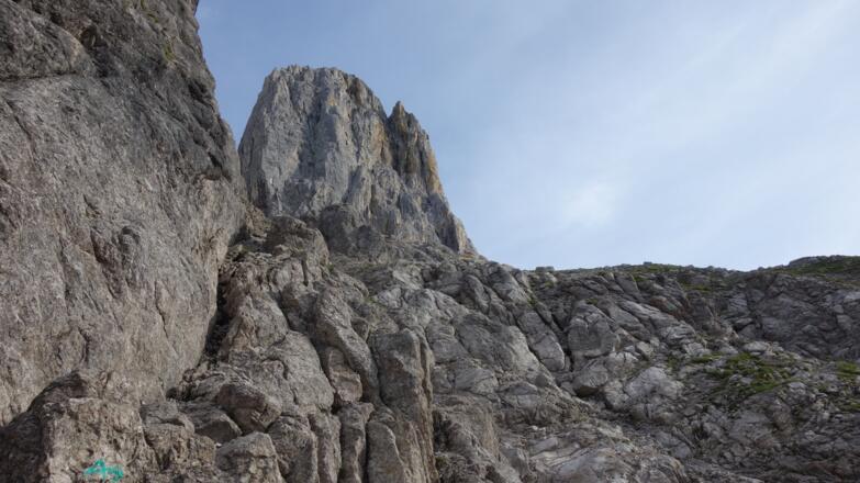 2140m Einstieg rechts grüne Punkte