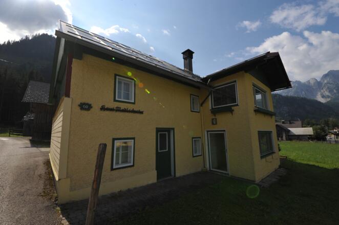 Gleich bei der Haltestelle Gamsjäger biegen wir in die schmale Straße links von diesem Haus ein